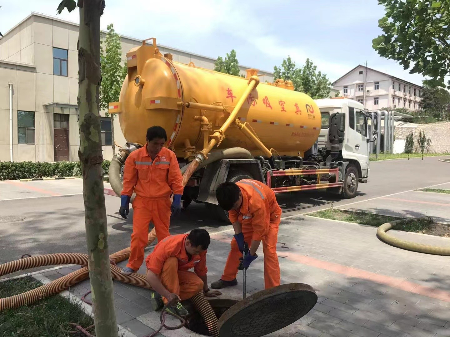 安宁化粪池清理与5-8吨吸粪车施工效率分析